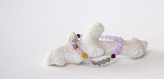Amethyst & Mondstein Yoga-Armband für Meditation und Energie mit goldener Schmuckperle