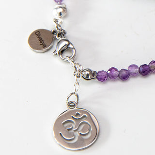 Yoga Armband aus Amethyst mit versilberten Om Zeichen