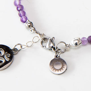 Yoga Armband aus Amethyst mit versilberten Om Zeichen