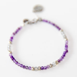 Yoga Armband aus Amethyst mit versilberten Om Zeichen