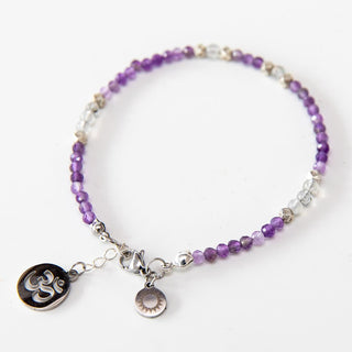 Yoga Armband aus Amethyst mit versilberten Om Zeichen