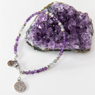 Yoga Armband aus Amethyst mit versilberten Om Zeichen