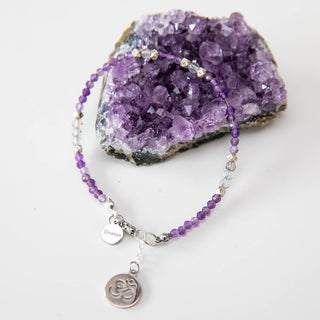 Yoga Armband aus Amethyst mit versilberten Om Zeichen