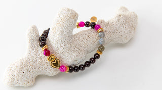 Yoga Armband aus Granat und Mondstein mit vergoldetem Herz