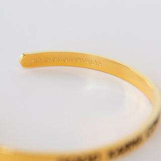 Armreif mit Gravur Mantra Affirmation Be here vergoldet