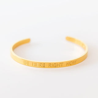 Armreif mit Gravur Mantra Affirmation Be here vergoldet