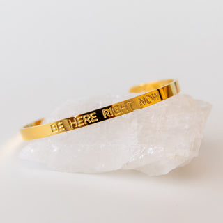 Armreif mit Gravur Mantra Affirmation Be here vergoldet