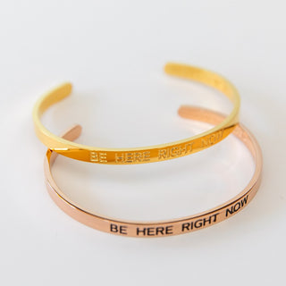 Armreif mit Gravur Mantra Affirmation Be here vergoldet