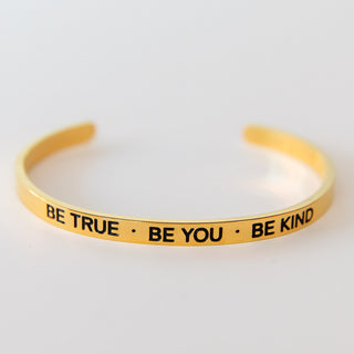Armreif mit Gravur vergoldet Mantra Affirmation be true