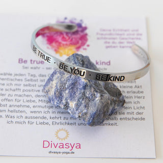 Armreif mit Gravur silber Mantra be kind