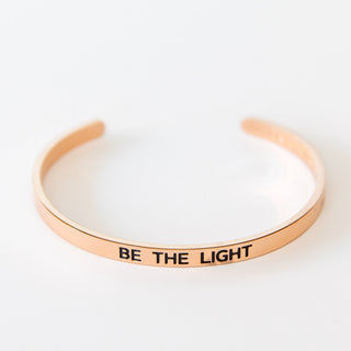 Armreif mit Gravur rosé gold mantra be the light