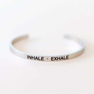 Armreif mit Gravur inhale exhale silber