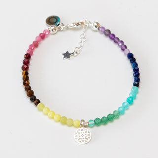 Chakra Armband mit versilbertem Anhänger Lebensblume