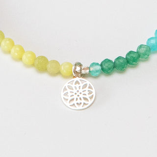 Chakra Armband mit versilbertem Anhänger Lebensblume