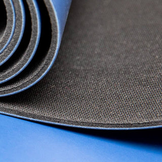Rutschfeste Yogamatte durch echten Naturkautschuk auf der Unterseite