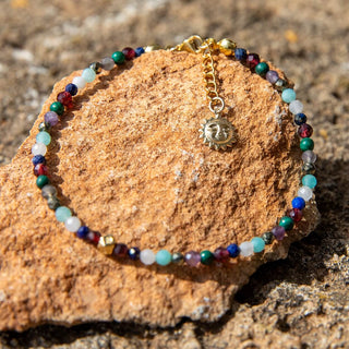yoga armband bunte edelsteine vergoldeter Anhänger