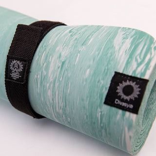 Yogamatte aus Naturkautschuk mit Fixiergurt