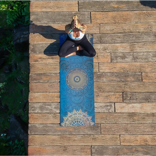 Rutschfeste Yogamatte aus Naturkautschuk und recycelter Mikrofaser mit Mandala Design und Tragegurt