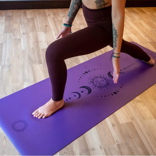 Yogamatten aus Naturkautschuk liegen im flach auf