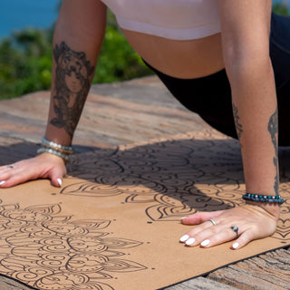 Yogamatten aus Kork und Naturkautschuk mit Mandala Muster