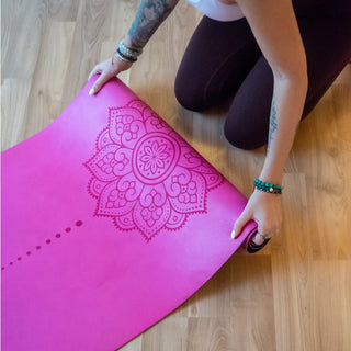 Yogamatte aus Naturkautschuk rutschfest mit Mandala Muster nachhaltig