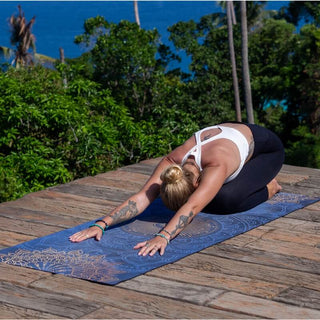 Rutschfeste Yogamatte aus Naturkautschuk und recycelter Mikrofaser mit Mandala Design und Tragegurt