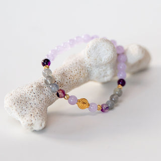 Amethyst & Mondstein Yoga-Armband mit vergoldeten Perlen