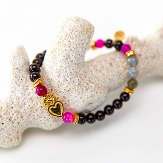 Yoga Armband aus Granat und Mondstein mit vergoldetem Herz