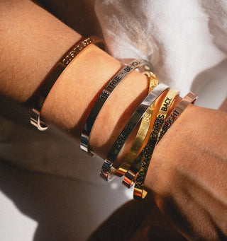 Armreif mit Gravur Mantra good karma vergoldet