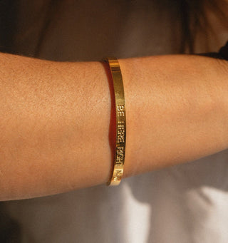 Armreif mit Gravur Mantra Affirmation Be here vergoldet
