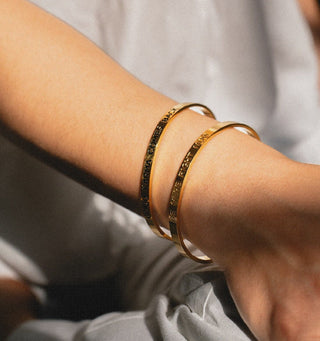 Armreif mit Gravur Mantra good karma vergoldet
