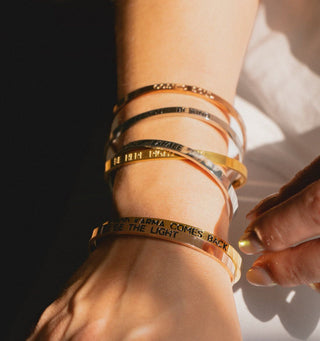 Armreif mit Gravur Mantra good karma vergoldet