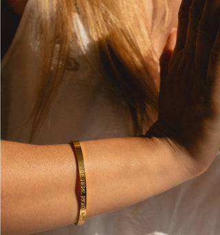 Armreif mit Gravur Mantra Affirmation Be here vergoldet