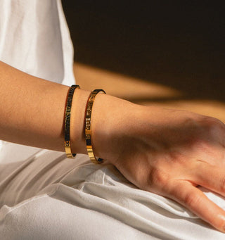 Armreif mit Gravur Mantra Affirmation Be here vergoldet