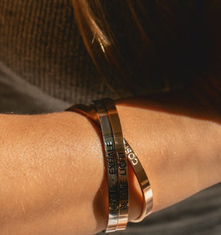 Armreif mit Gravur rosé gold mantra be the light