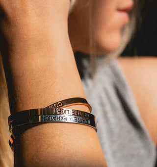 Armreif mit Gravur rosé gold mantra be the light