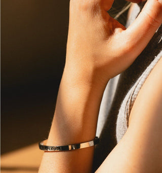 Armreif Inhale Exhale Gravur Mantra Schmuck yoga Schmuck