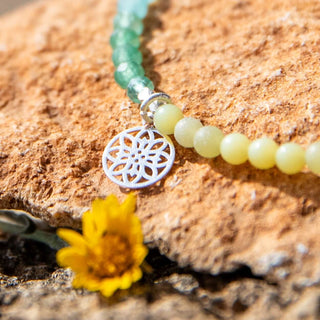 Chakra Armband mit versilbertem Anhänger Lebensblume