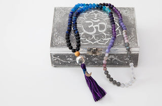 Mala Kette aus Amethyst Mondstein Lapis Lazuli Meditationskette 108 Perlen silber