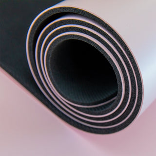 Non-slip yoga mat made of natural rubber with Japanese grip surface