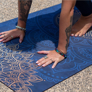 Rutschfeste Yogamatte aus Naturkautschuk und recycelter Mikrofaser mit Mandala Design und Tragegurt